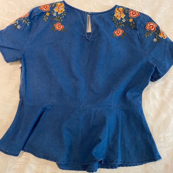 ‼️SOLD‼️Cute denim top with embroidered flowers! - Picture 2 of 2